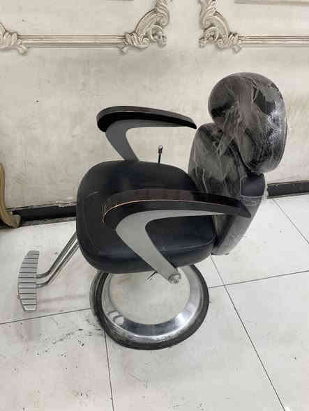 سلام عليكم ميز+كرسي حلاقه للبيع سعر 300  مستخدمات قليل نضيفات الله يشهد *********** عنوان بغداد مدينه الصدر
