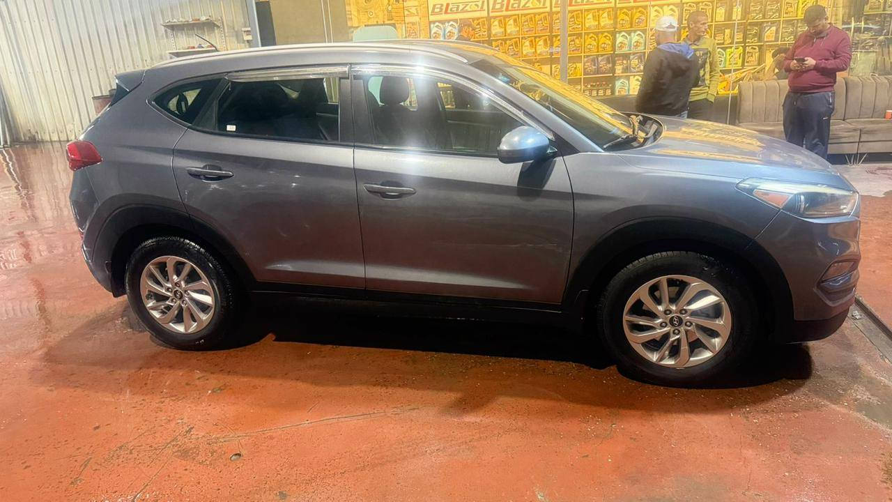 السلام عليكم
هونداي توسان موديل 2017 وارد امريكا حادثها فقط بنيد مبدل بدون اي دواخل كل السيارة ليبل واحد جاهزه أو حلوه السيارة مكينه أو كير شرط حداديه حلوه تبريد ثلج رقم بغداد الجديد بسمي تحويل 
السعر 122$ الاتصال ع الرقم ***********
