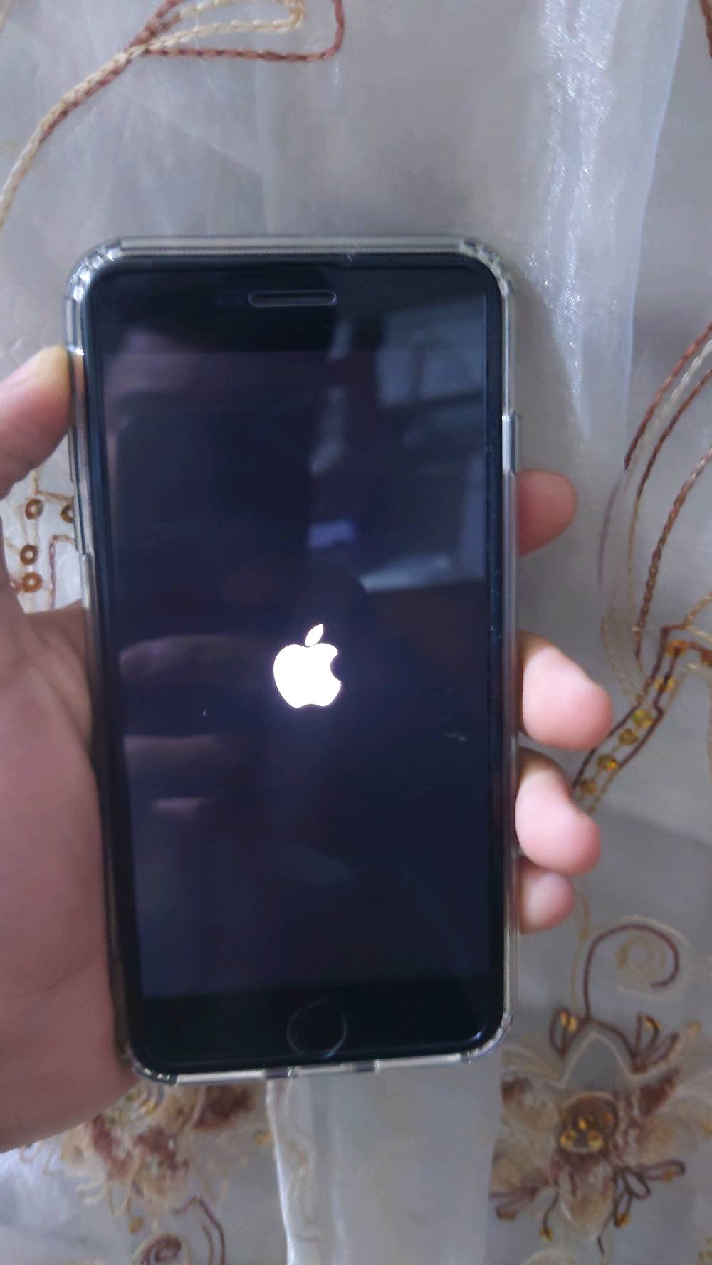 للبيع أيفون 7بلاس بلادي ما مصلح ذاكرة 128والبطارية 94 الجهاز يخبل بس بي شخط بالشاشه مو كسر ما مئثره على اللمس الجهاز هوه والكفرات والحساب وسيم كارت بسعر 100بس المكان بغداد الكاظمية 