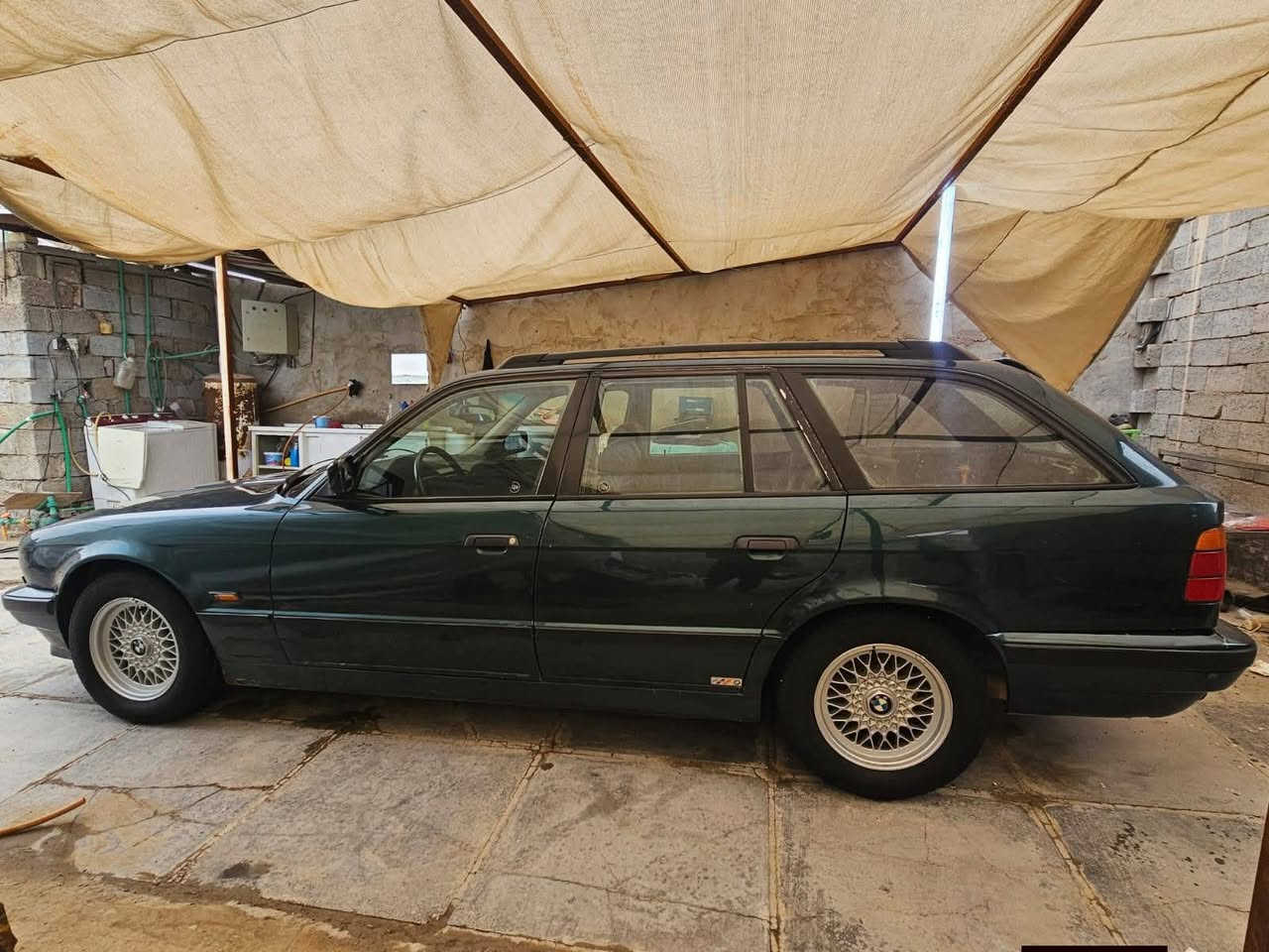 السلام عليكم 
بي أم دبليو موديل 1993
جاهزه باسمي تحويل ثاني يوم 
 رقم انكليزي 25كركوك  هزه جديده 
  محرك 520 كم كير أوتو 
تبريد شغال تخم تاير جديد 
 سياره حلوه ومرتبه حداديه جديده كهربائيات كلها شغاله 
عنواني بصره *********** السعر مناسب الشراي يتصل وبالخدمه
