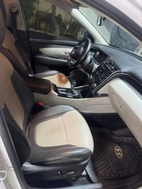 توسان 2023 ماشية 60 الف خليجية السيارة مكفولة من الصبغ والضربة فقط رصع...