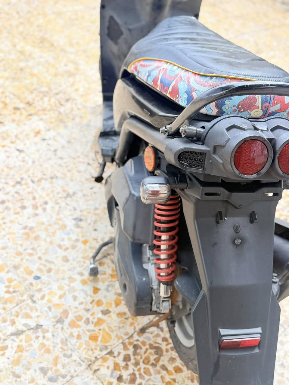 سلام عليكم سكني جبلي للبيع دراجه نضافه فول مكفوله من أي شي   مكان ميسان قلعت صالح
السعر مليون 300 

***********
