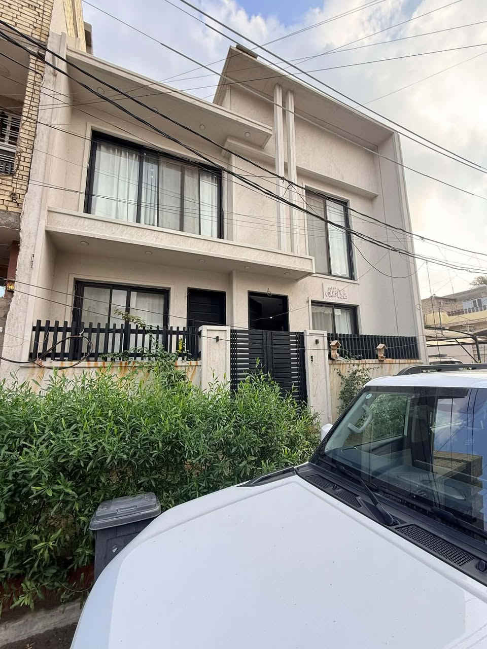 دار للبيع /البلديات/التجار/مقابل امن العامه/قريب ع القناه
المساحة 10*10 = 100 م درجه اولى (موجود تصوير)
يحتوي على 5 غرف نوم و3حمام واستقبال وصالة ومطبخ
حديقة خارجية/ شلال داخلي /سنة البناء 2024مودرن
مجهز بتكيفات سقفيه مع كاونتر  اسباني
السعر ٥٧٠ مليون وبي مجال 

مكتب الياقوت للعقار/ البلديات/ امن العامه 
قرب مثلجات القطب/ مقابل منفذ سنتر المعن 
رقم المكتب/ ***********
