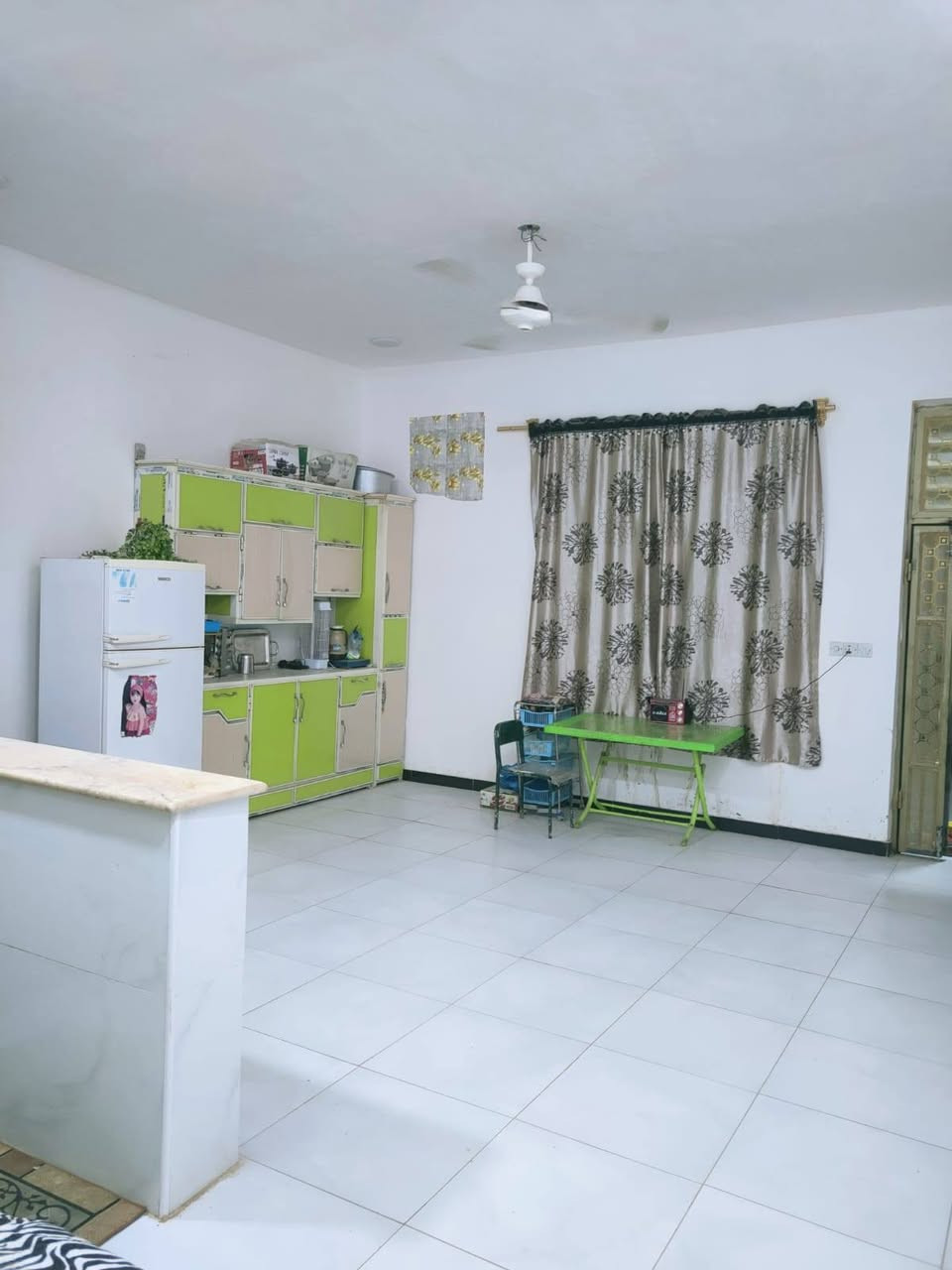 بيت 250 متر طابو أسهم في شارع السفينه بناء حديث السعر  148 وبيه مجال
يحتوي على ثلاث غرف صالة ديوانية مجاميع صحية داخلية وخارجيه مطبخ حار وبارد 
السفينة شارع مدرسة الواثق قرب مضيف هيئة سلطان القلوب
بناء حديث كافة الخدمات ماء+كهرباء+مجاري
رقم تلفون 
***********
