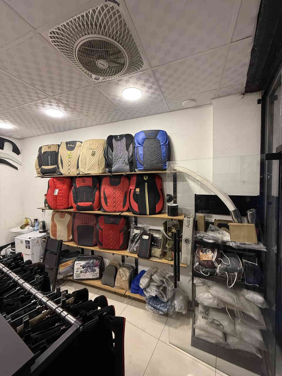 السلام عليكم
محل كماليات سيارات للبيع كامل لوحة اعلانية واعلام وبضاعة وديكور وادوات عمل وجهاز بخار ثلاجة كامل اي نقص مابيه للبيع لغرض السفر وياه بيج انستكرام وتيك توك مروج عليه وصاعد الحساب والمحل خير من الله شغال الشراي يجي ويشوف السعر 7 ملاين ونص وبيه مجال بسيط للشراي
العنوان حي القاهرة شارع حسينية ال رسول 
للتواصل ***********
