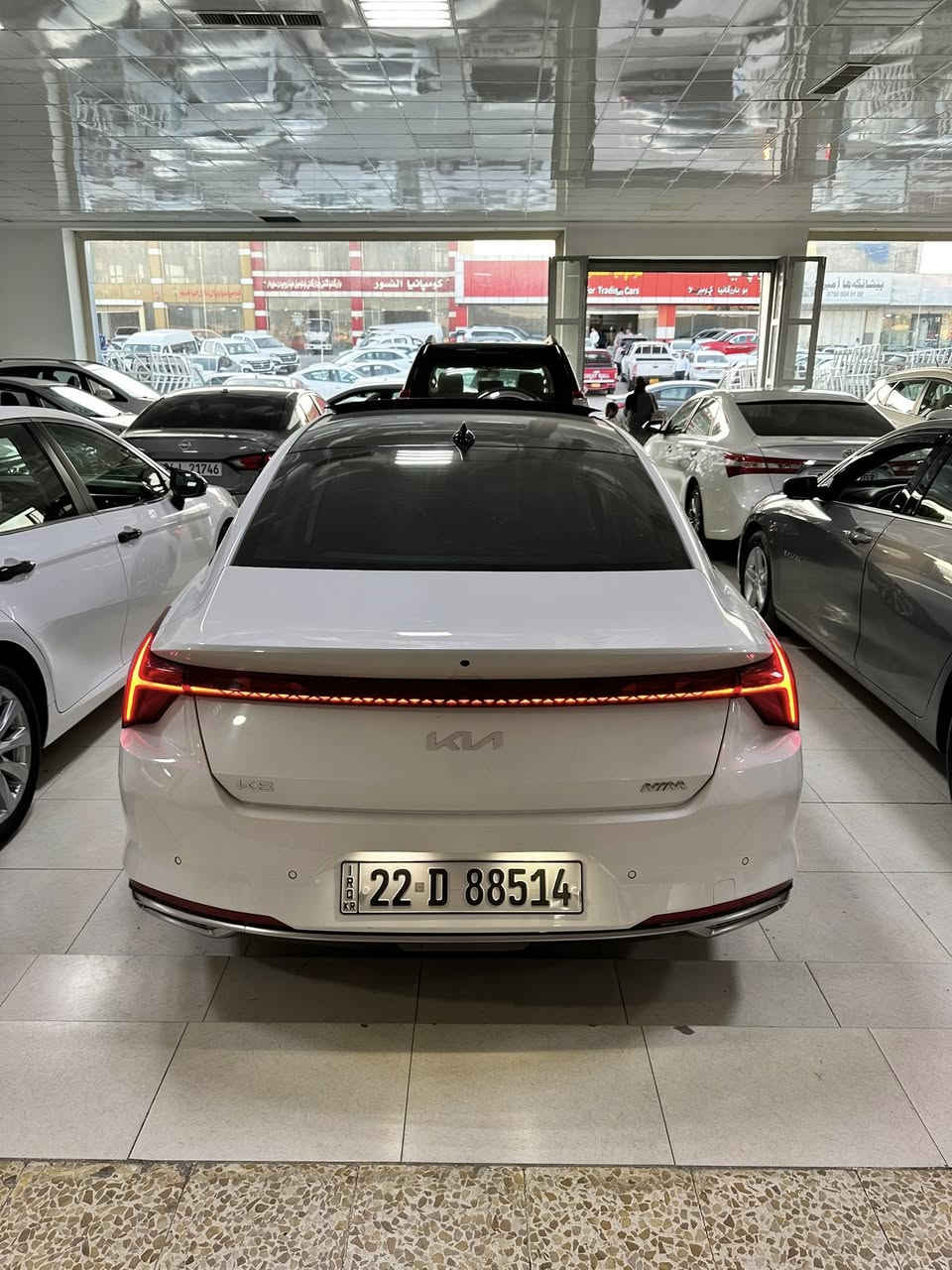 الموديل: كيا K8 - جيل حديث (2023)
المحرك: 6 أسطوانات V6 قوي وجبار، سعة 3.5 لتر (300 حصان) مع ناقل حركة أوتوماتيكي متطور من 8 سرعات.
رقم اللوحة: [أربيل ] جاهزة للتحويل مباشرة.
✨ أبرز المواصفات والميزات:
 السقف: فتحة سقف بانوراما بالكامل إطلالة مميزة وفخمة جداً.
 التصميم الخارجي: واجهة مستقبلية (الشبك المدمج الهيدروليكي)، 
إضاءة LED بالكامل
، جنوط ألمنيوم مميزة
، مرايا جانبية قابلة للطي كهربائياً مع إشارات انعطاف، حساسات أمامية وخلفية.
 المقصورة والداخلية: شاشة عرض رقمية عملاقة متطورة (تدعم أبل كاربلاي وأندرويد أوتو)،
 مقاعد جلد فاخرة، نظام تكييف هوائي ذكي متعدد المناطق،
 بصمة تشغيل وبصمة أبواب مع ميزة التشغيل عن بعد.
 أنظمة الأمان والقيادة: كاميرا خلفية عالية الدقة، مثبت سرعة ذكي، نظام منع انغلاق المكابح (ABS)، 
ونظام التحكم بالثبات والمساعدة على الطريق.
📋 تفاصيل حالة السيارة:
 المسافة المقطوعة (الماشية): [80,000KM]
 حالة البودي والضرر: [مكفوله كفالة ]
💰 السعر والموقع:
 السعر المطلوب: [242$😳]
 مكان تواجد السيارة: [ زاخو]
 للتواصل والاستفسار: [ ***********]واتساب☎️☎️

