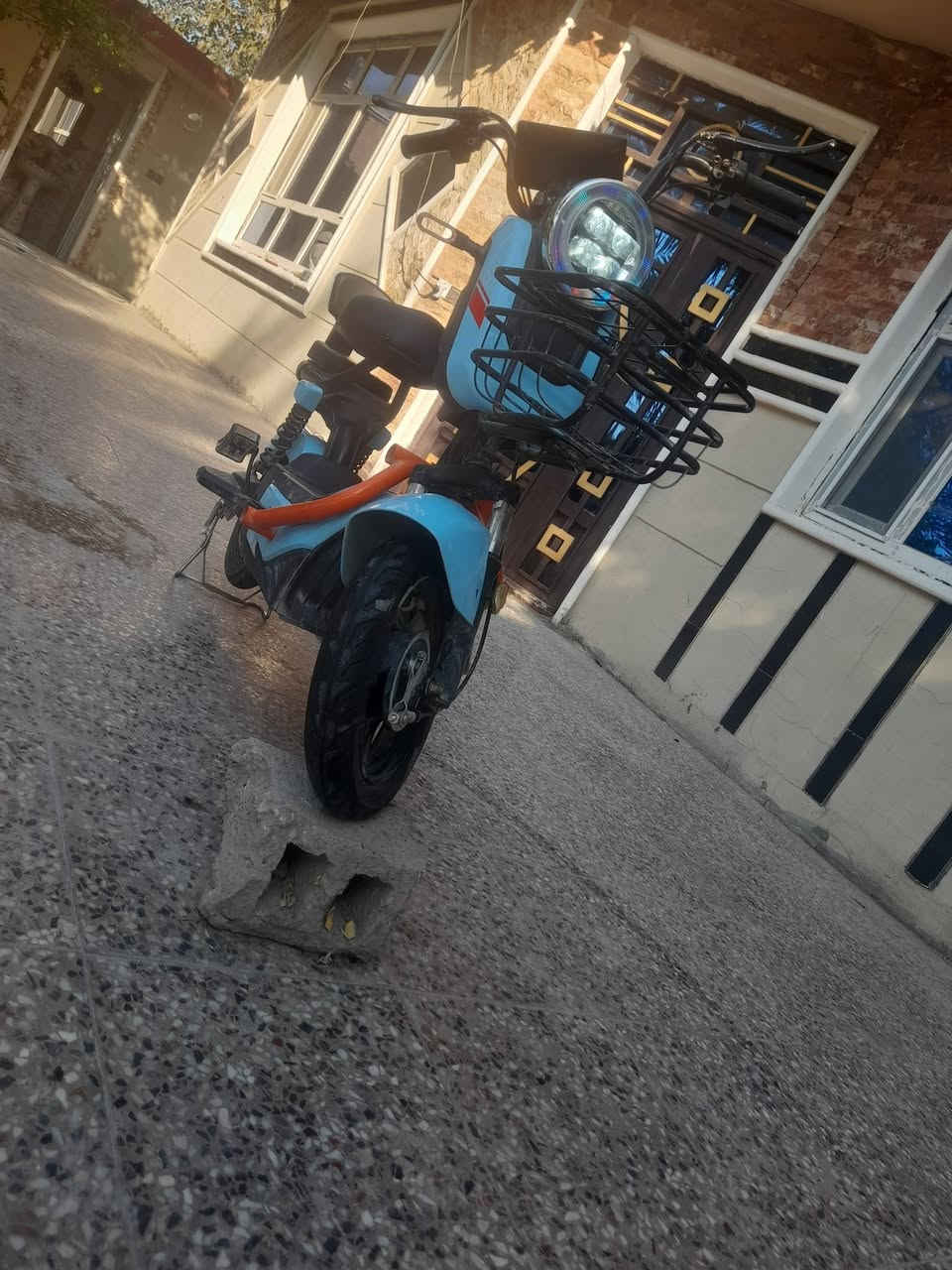 بايسكل شحن للبيع كلشي شغال ماعدا الجوزه ما سوبج عطلانه كلشي شغال بصمتين سويجين اشارات ضوه عالي لتواصل. ***********مكاني كربلاء فريحه قرب جامعه فريحه السعر 425بي مجال حك الجيه
