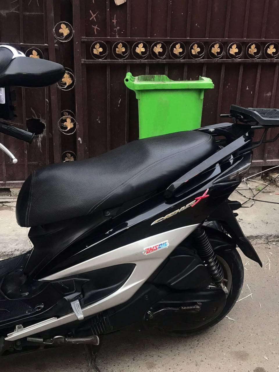 سلام عليكم
للبيع دراجه سكنس لد ياباني 

دراجه وكاله نضيفه جدا  جكليته 

مكفوله من طول لطول 

محرك ناعم الله شاهد خرسه 

   شرط محرك ممفتوح 

ماشيه 1270

بريكات دسك امامي بنز  خلفي 

كهربائيات كامله نكره سلف 

كيجات الكتروني 

دبلات ممتازه 

للعلم دراجه احلى من صور 

المكان بغداد الكريعات  

سعر وتفاصيل على الرقم موجود 

***********
