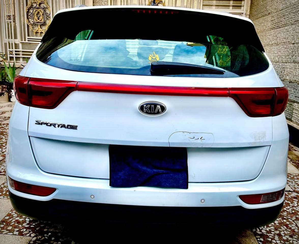 سبورتج 2018خليجي
السيارة كلش نضيفه مكفوله من الصبغ بيهه مكانين بارد موضح بلصور
ماشيه 100الف 
محرك 2000دوش.
بصمه.
كشنات جلد.
داخل عسلي.
زراگات.
اشاير بلمري.
نضام ترحيب.
تخم تاير جديد. 
مكان السيارة بغداد السعر 180بيهه مجال بسيط 
الرقم ***********
