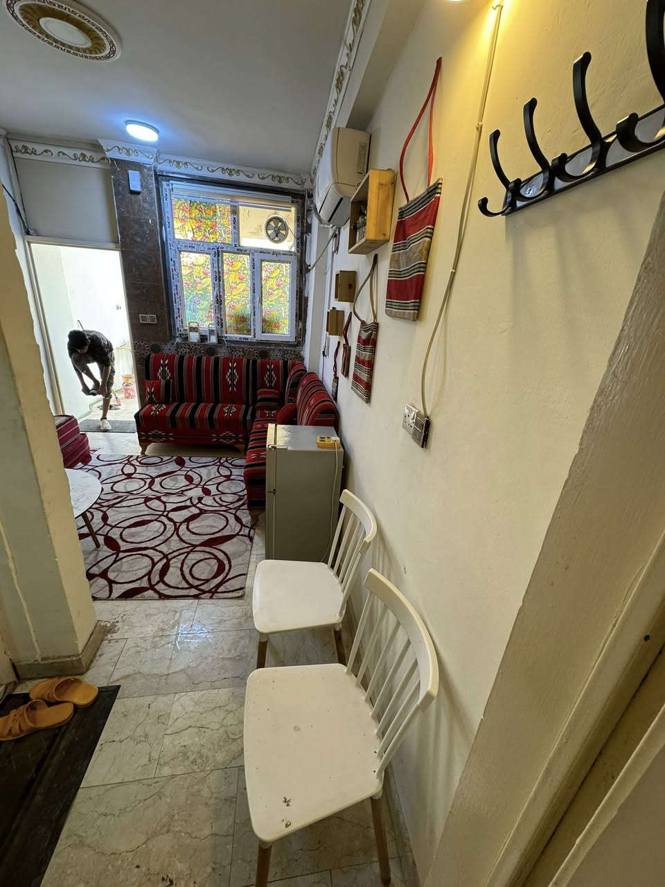 سلام عليكم تتوفر شقة مؤثثة جديدة للايجار مؤثثة جاهزة غرفة و صالة و خدمات تصلح سكن او مكتب تجاري  كرادة داخل مجاور مطعم فيتامين فرع مقهى الرواد اذا تفيدك اتصل اني ابو الملك للاتصال مع المالك مباشر ( بدون دلالية ) ***********/*********** سيد علي الحسيني
