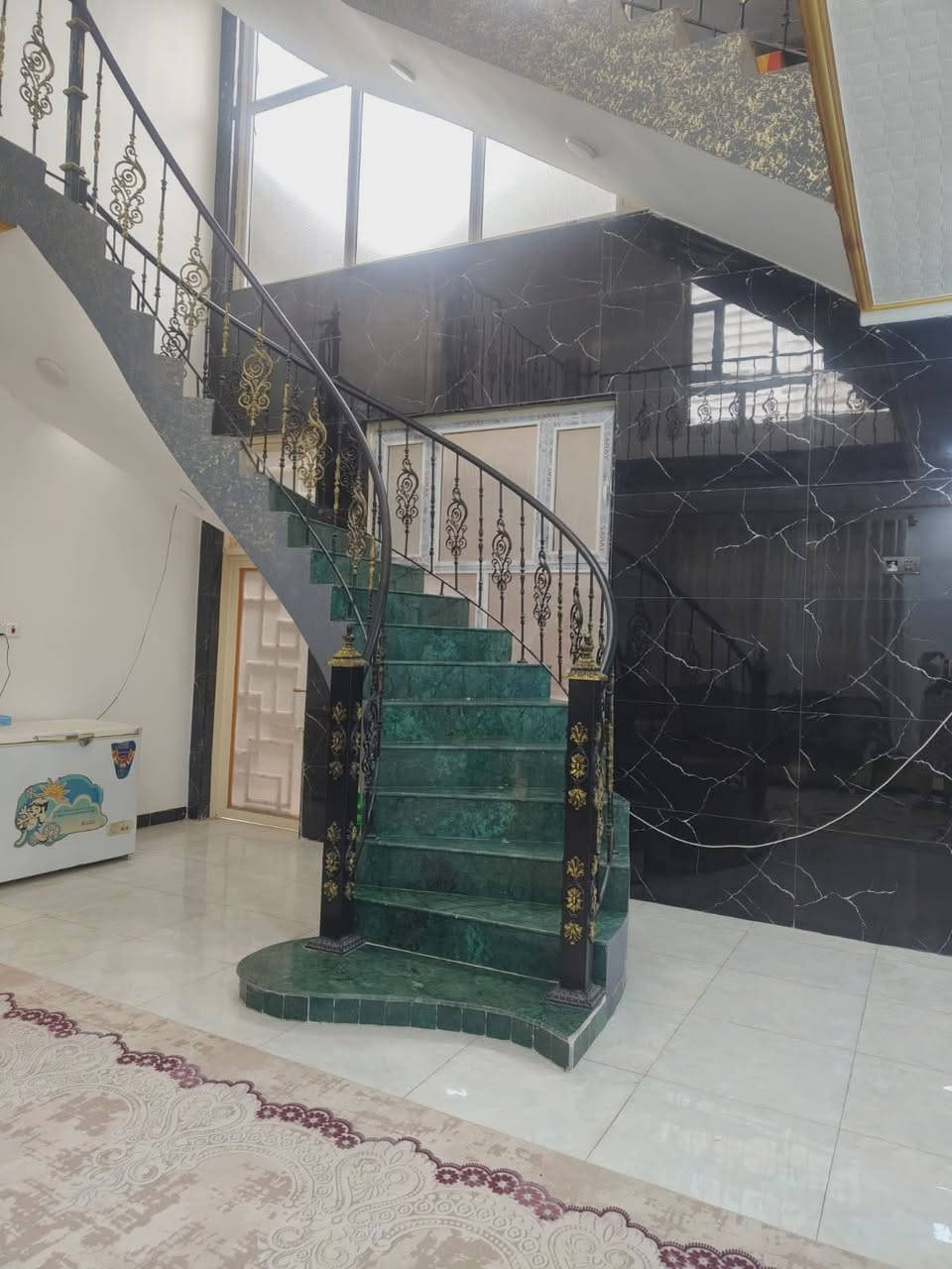 دار طابو صرف للبيع مساحته 200 متر 10×20 بناء 2025 طابقين يحتوي الطابق الارضي على غرفتين نوم ومطبخ واستقبال وهول كبير ومجمع صحي .والطابق الثاني غرفتين نوم ومجمع صحي البيت يحتوي على سطحين وبيتونه كبيرة وصحيات خارجيه  ايضا ..موقعه في المهندسين خلف التجاري مباشرة مقابيل شارع ام البنين ...  علما ان الدار مطلوب اسكان 50 مليون وللاستفسار اكثر  واتساب *********** ..
