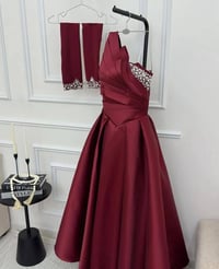 فستان • مقاس ٣٦-٤٤ • نص السعر