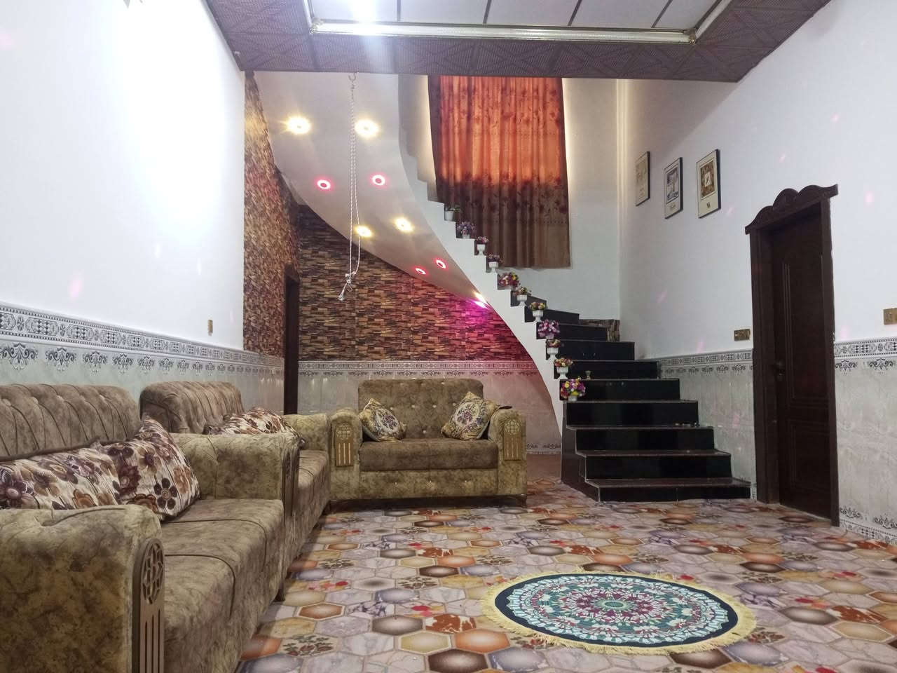 سلام عليكم بيت للبيع مساحه نصف دونم ومساحت بناء 200مترعنوان الهارثه قرب محطه مشمشه ***********
