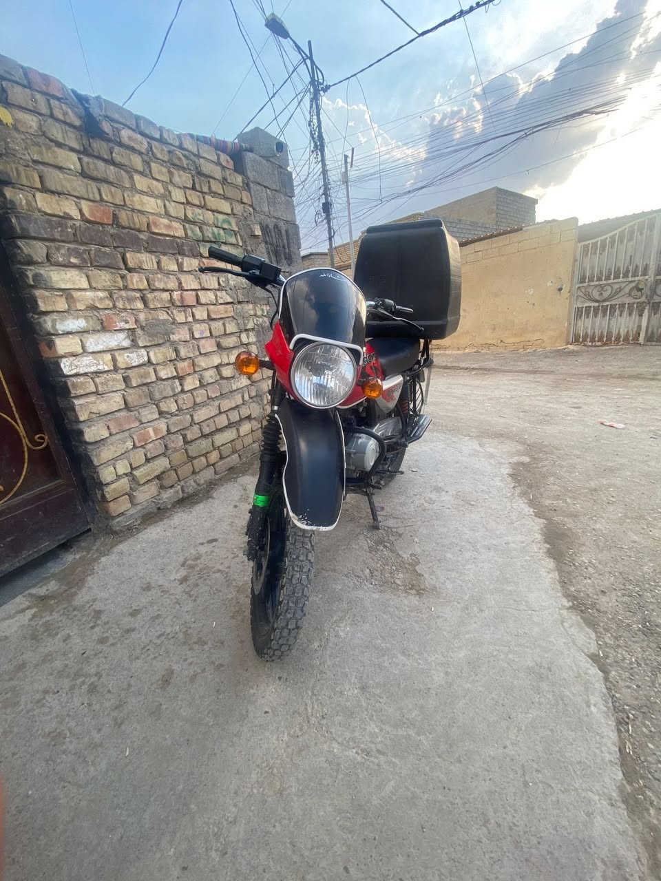 السلام عليكم بوكسر 23 شاصي 21  بسمي تحويل ثاني يوم الدراجه نكره سلف مفتوحه مره وحده تجفيت كله شركه اصلي الدراجه كلها جديده تايرات جدد زنجيل جديد لايت ثلجي قوي السعر 2400 وبيها مجال *********** بغداد الغزاليه
