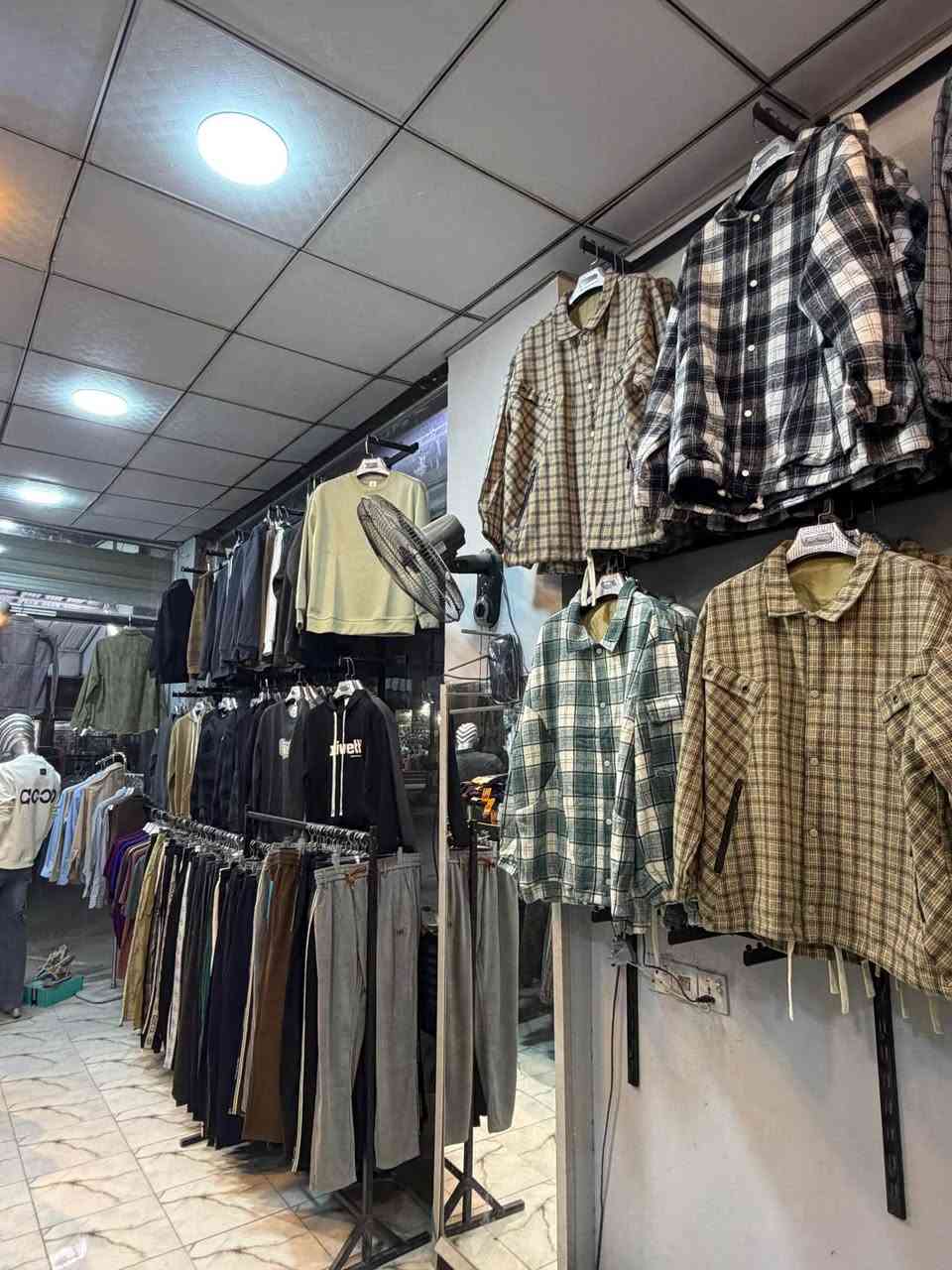 اللهم صل على محمد وال محمد
محل ملابس رجالي مرتب للبيع
الله شاهد عليه المحل شغال ودخله حلو
المحل يحتوي عله 

ملابس رجالي جديد مرتب شغله حلو
احذيه رجالي 
قماصل
بناطير 
بجايم
قمصان
بلوزات
ملابس داخليه
المحل كل شي بي اني مسوي
يعني جام خانات عدد2
ديكور محل خاص بيه
كهربائيات خاصه بيه
عماريه خاصه بيه
مبرده خاصه بيه
ماطور ماي خاص بيه
ملكانات عرض ملابس
ميز تفصال حديد تعليق ملابس
ميز كاشير
المحل معروض للبيع المحل شغال يحتاج شخص سبع يلزمه ويترحملي عله دخله والله يوفق الياخذه للاستفسار اكثر هاتف *********** كربلاء, العراق
