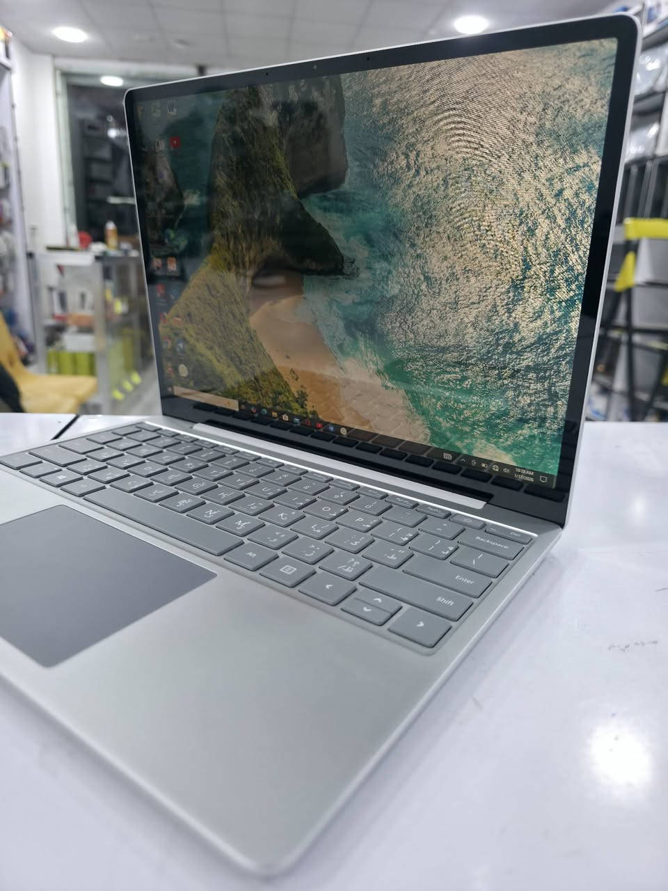 💻🔥 عروض مميزة على لابتوباتMicrosoft 
Surface Laptop Go
🔹 معالج: Core i5 – الجيل العاشر
🔹 RAM: 8GB
🔹 تخزين: 256GB SSD
🔹 شاشة: 12.5 إنج
🔹 كرت شاشة: Intel – داخلي حجم 4 كيكا
💰 السعر: 400 ألف فقط ✅
---
✨ مميزاتنا
✅ نظافة الجهاز 98%
🛡️ ضمان شهر كامل
🔁 استبدال بنفس الموديل في حال وجود أي مشكلة
---
🎁 ملحقات مجانية
🔌 شاحن أصلي
🎒 حقيبة
🖱️ ماوس
---
🚚 توصيل 5 الف
📍 لجميع المحافظات لفترة محدودة
---
📞 للحجز والاستفسار
📱 اتصال: ***********
💬 واتساب: ***********

📍 الأنبار – حديثة – بروانة – قرب مدرسة نهر دجلة
#مكتب_سمارت_فيو
