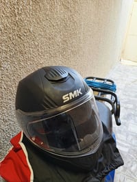 خوذه مع سماعات بلوتوث  استخدام قليل مرتين فقط  الخوذه صارت علي ب85  وا...