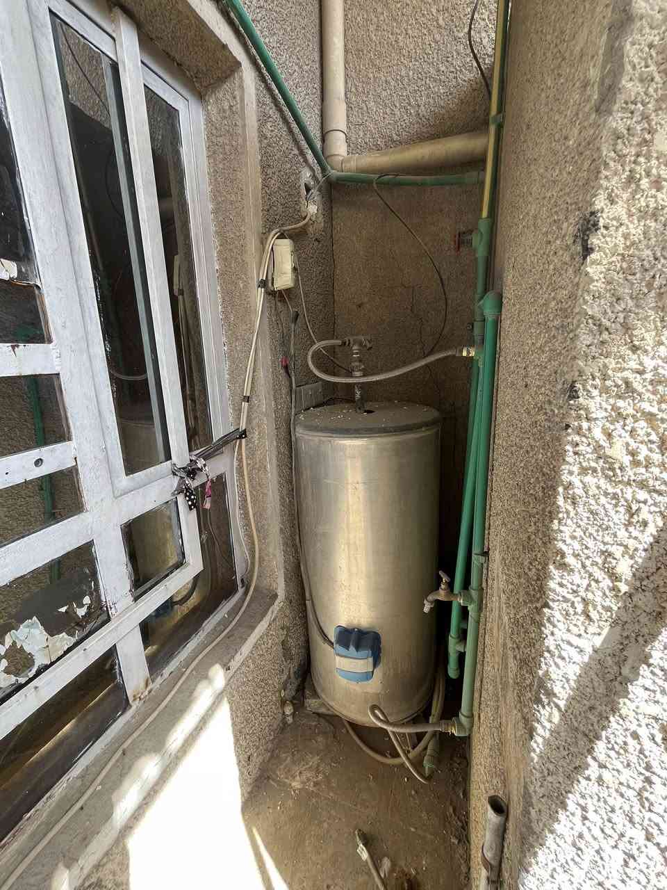 بيت للايجار الشعب حي الجزائر محطة وقود سما بغداد بضهر امانة بغداد اقرب نقطة دالة اسواق عمار السوداني 
مساحة البيت 67 متر 
الطابق الاول ، طرمة و هول و مطبخ و حولي و حمام داخلي و خارجي  
الطابق الثاني، غرفة نوم طولها 7 ونص وبلكونه 
وبيتونه وسطح ع طول البيت 

الملاحقات سخان مي ، تانكي ، كهرباء 3 فيز 

السعر : 350 الف وبي مجال 
للاتصال والاستفسار ع الرقم : ***********
