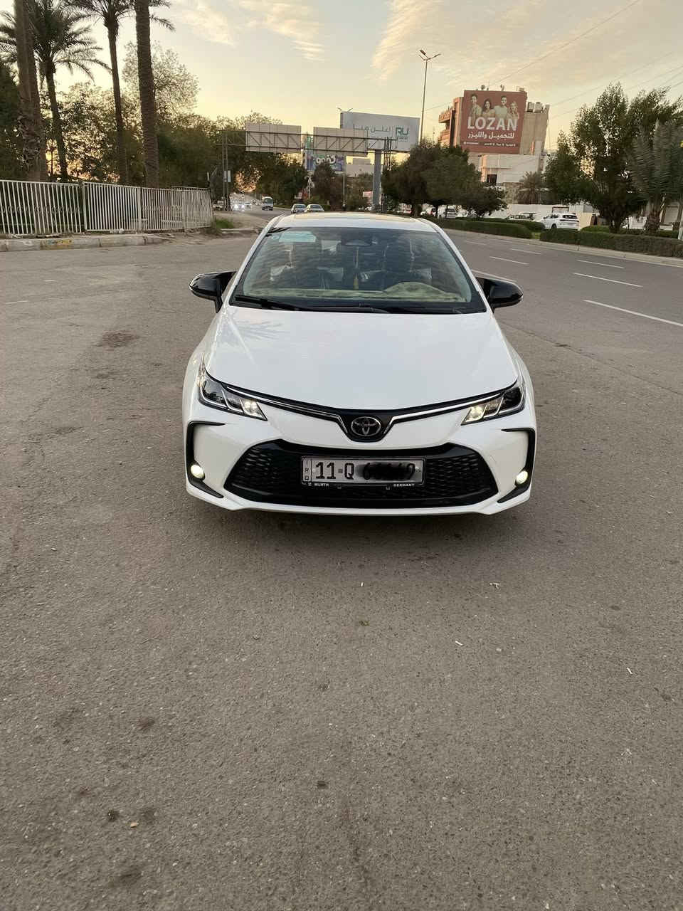 السلام عليكم للبيع كورلا الشكل الخليجي هايبرد مكفوله كفاله عامه
رقم بغداد مميز باسمي فول مواصفات 
 موديل 2024 ماشيه 12 الف 
كاعيات وبيبان ومازدات مغلف حراري
يدأت ومري جانبيه سوادات 
بصمة تشغيل + نضام الترحيب عند الاقتراب
كشنات جلد سلايد روف طكتين رادار تحديد مسار 
لايت زينون ولدات اماميه وخلفيه 
شاشة ديجيتال + شاشة وسطية كبيره + كاميرا. دواره
مثبت سرعة (Cruise Control). 
تبريد قطعتين وباقي المواصفات 
مكانه بغداد الزعفرانيه 

الرقم واتساب اتصال ***********
