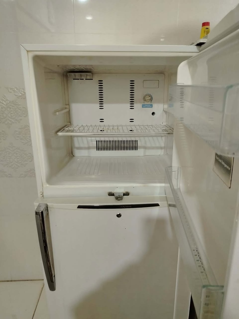 ثلاجة توشيبا باب اول نظيفة سعرها 110 للتواصل ***********
