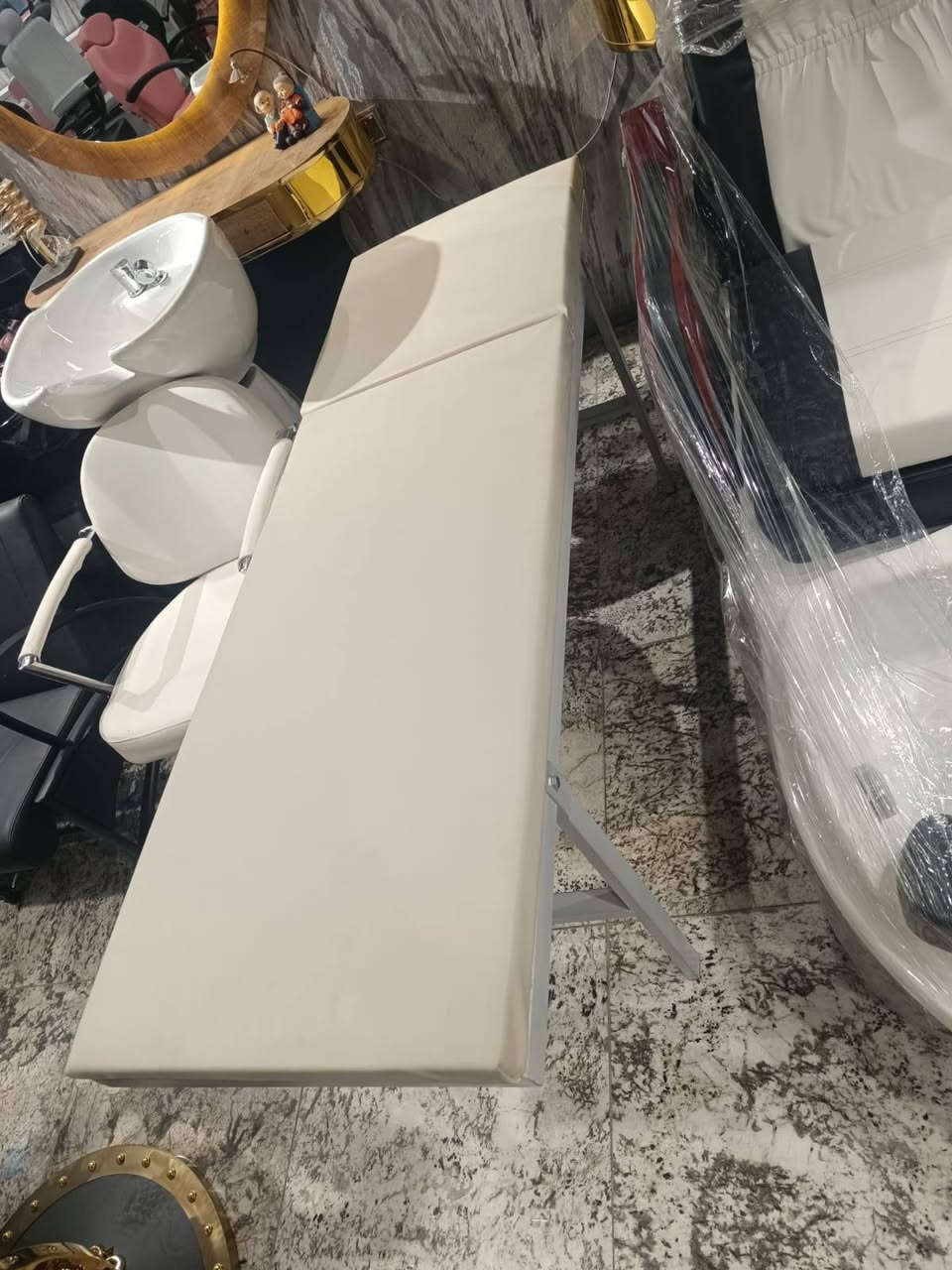 ✨ كل تجهيزات صالونك بمكان واحد ✨
نوفر لكِ كل ما تحتاجينه: كراسي مريحة، ديكورات فخمة، ميزات وأجهزة حديثة، مغاسل شعر، ستيجات، ستولات، سديات، مرايات وغيرها بتصاميم راقية وجودة عالية.

🚚 توصيل لجميع محافظات العراق 🇮🇶
📱 للحجز: ***********
