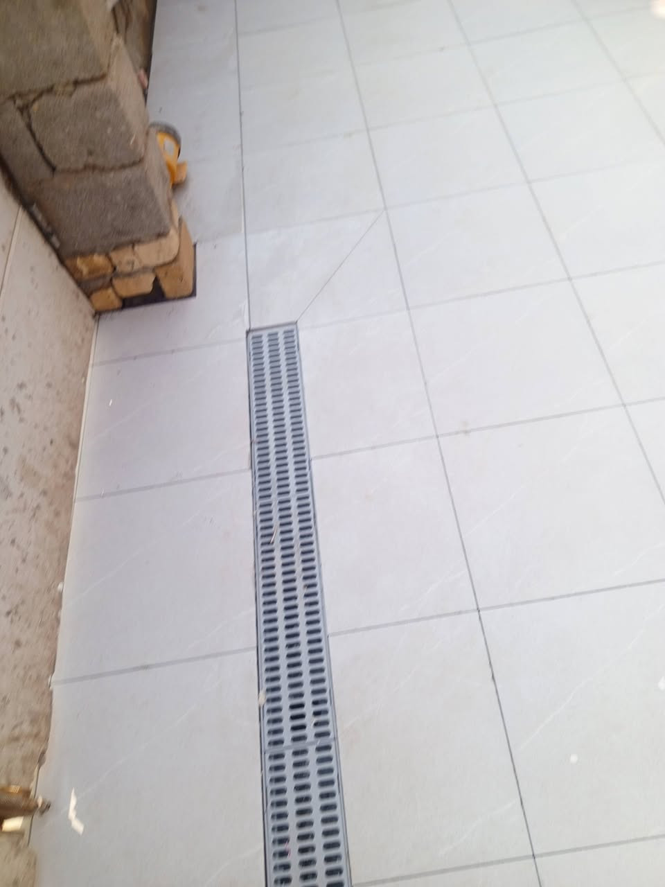 السلام عليكم بيت رقم مساحته 100متر مربع ركن قريب ع بيت شعوري مكان الجبيسه بناء بلوك عكاده البيت يحتوي على غرفة نوم +صاله مع صحيات واستقبال معزول سعره30 مع مجال كلش بسيط *********** ///***********
