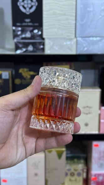 عطر شرف بلند الاصلي من شركة زيمايا 
عطر لكلا الجنسين هذا العطر يحاكي انجل شير 
بتطابق جيدا جدا وثبات وفوحان ممتاز 
عطر للاستخدام اليومي والمناسبات 

إفتتاحية العطر الكراميل ; قلب العطر القرفة, حبوب التونكا, البلوط و جزئ هديون; قاعدة العطر تتكون من الفانيليا, حلوي اللوز, خشب الصندل و اللوز المحلي.

يوجد توصيل جميع محافظات العراق 
للحجز او الاستفسار التواصل على رقم الواتساب 
*********** 

#عطور #عطر #عطور_رجالية #عطور_نسائية
#عطوري #الامين_للعطور  #بغداد #واسط #الحلة #ميسان #كركوك #ديالى #النجف #كربلاء #البصرة #سامراء #تكريت #الموصل #بابل #العراق
