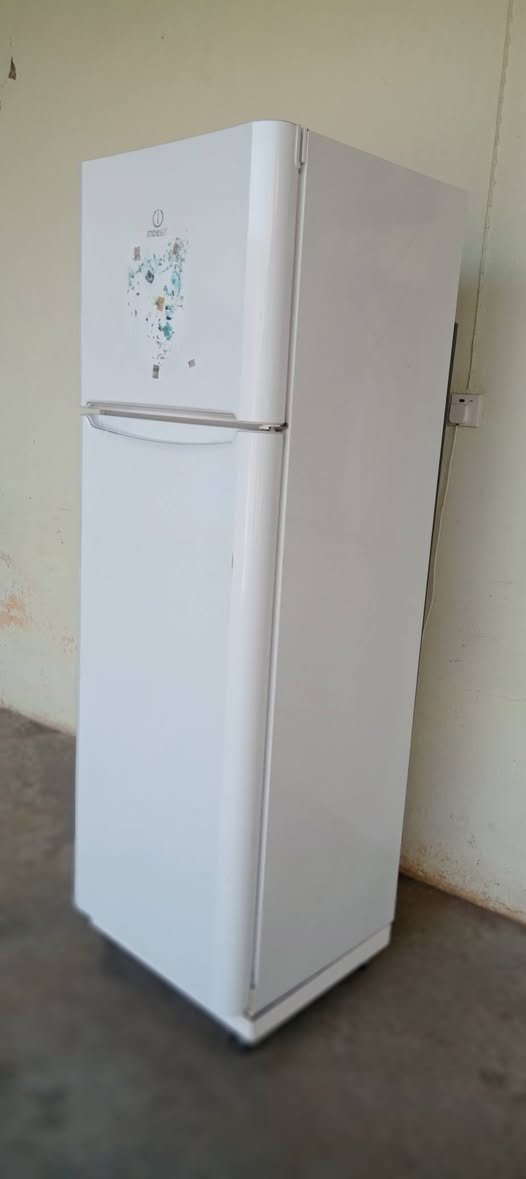 ثلاجه للبيع شغال شرط ماطوره شركه  سعر 190 بيها مجال عنوان قريبه من حي صدام
رقم هاتف ***********
