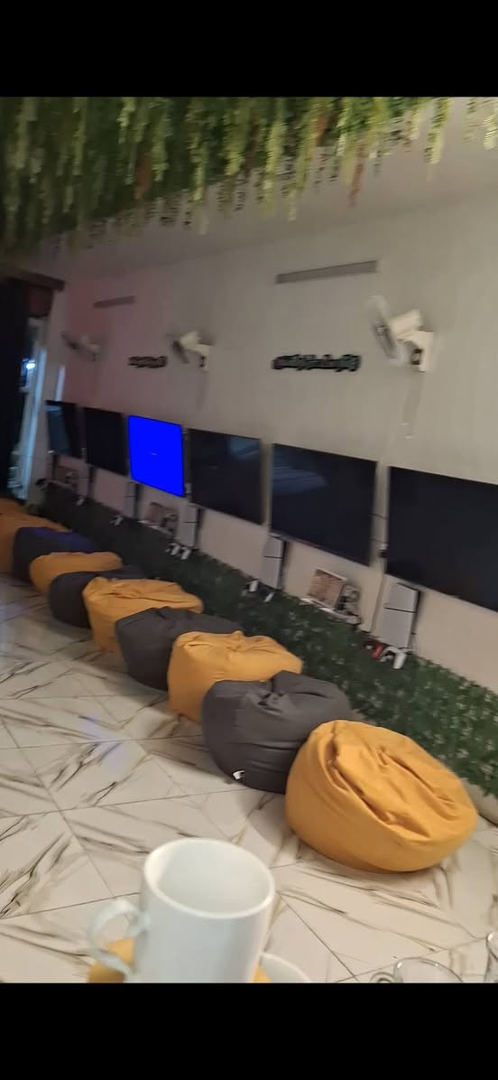 متاح بلي ستيشن 5 سلم العدد 5 اجهزه .كل جهاز يحتوي علئ 2 جوسك الاصليات.  وكل جهاز وياه شاشه بلازمه حجم 55  .وكرسي قماش نوع كوشه.  وياهن جهازين شحن ابو 2000 وياهن حمالات الاجهزه وحمالات اليدات .ماداخلات صيانه ولاتنظيف اجهزه اخو الجديد بالكارتونه تجي للبيت تفحص وتاخذ للتواص وتساب *********** او مراسلت الصفحة والشخص المايشتري ويدور طگه نازله لايراسل
