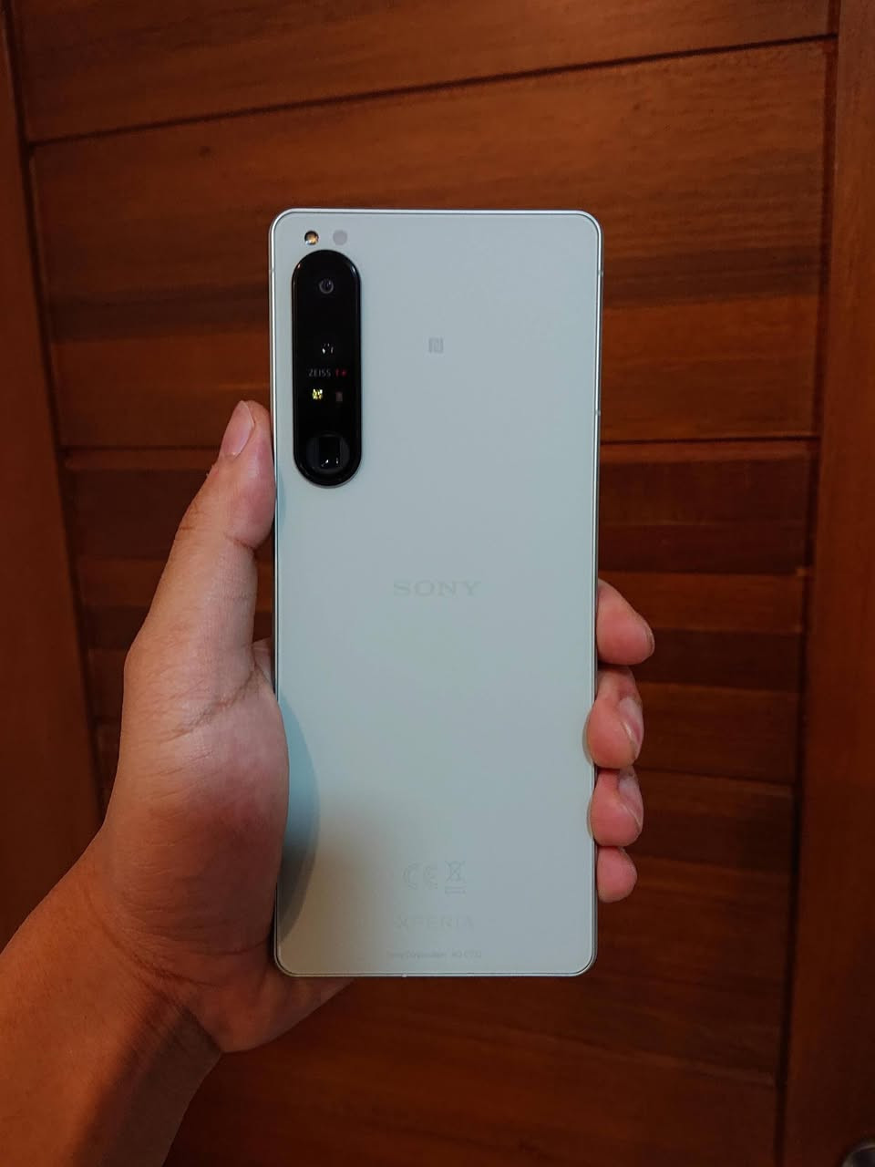 سوني 1 مارك 4 نظافة 100% ذاكرة 256 رام 12 سيمكارت وesim مع كفر ولاصق شاشة  بي فقط طبع بالشاشة جدا خفيف للبيع السعر 250 او مراوس عنواني بغداد ماعندي توصيل اي استفسار عالرقم ***********
