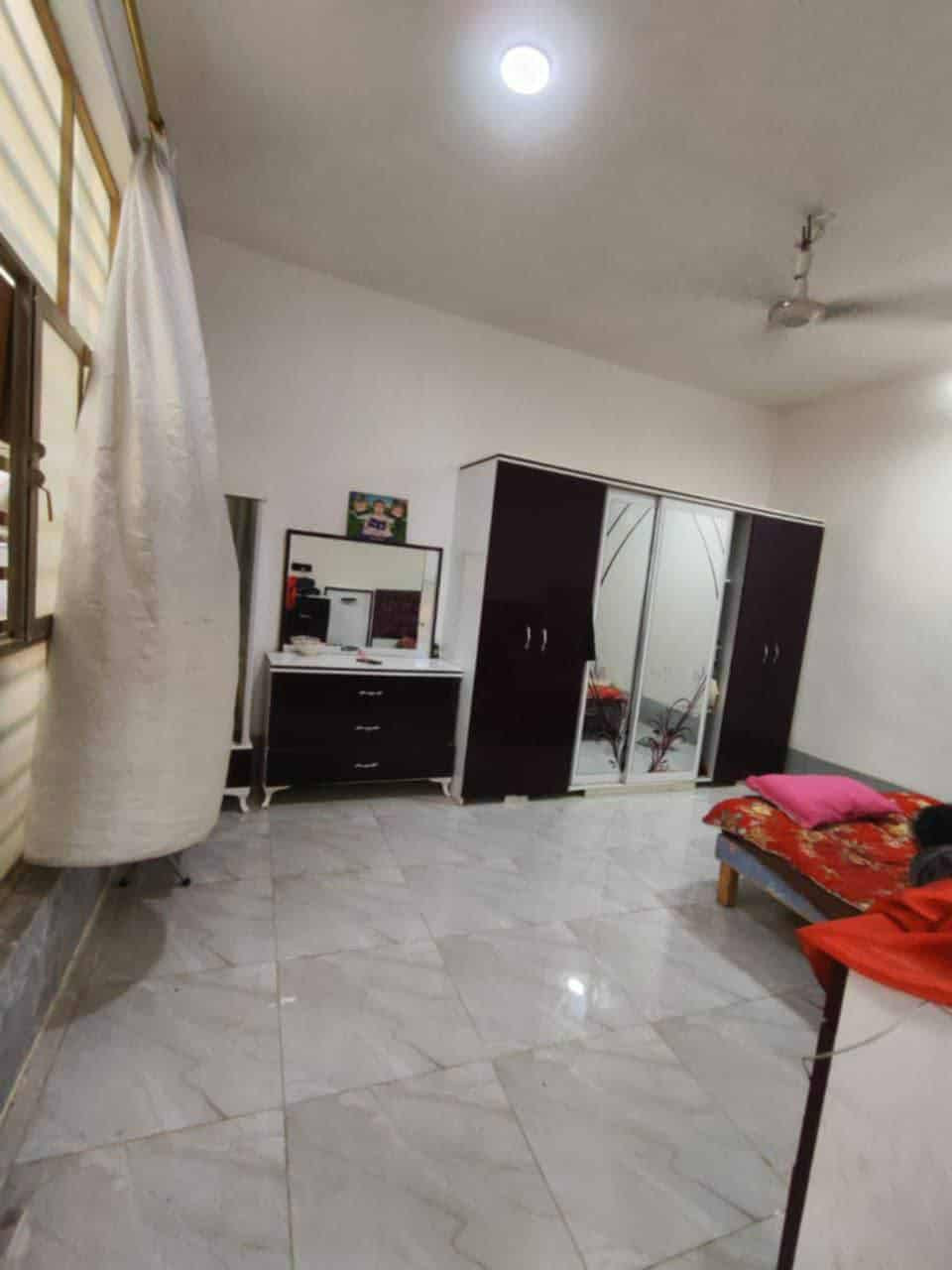 دار للبيع طابو زراعي المساحة 300 متر بالإضافة إلى فضله تابعة للدار 80 متر 
تتكون من غرفة عدد 2 
إستقبال كبير 
صالة كبيرة 
مطبخ حار وبارد 
مجموعة صحية 
حديقة 
الموقع شارع علي قمارة قرب حي الحوراء 
للاستفسار الاتصال على الرقم ***********
