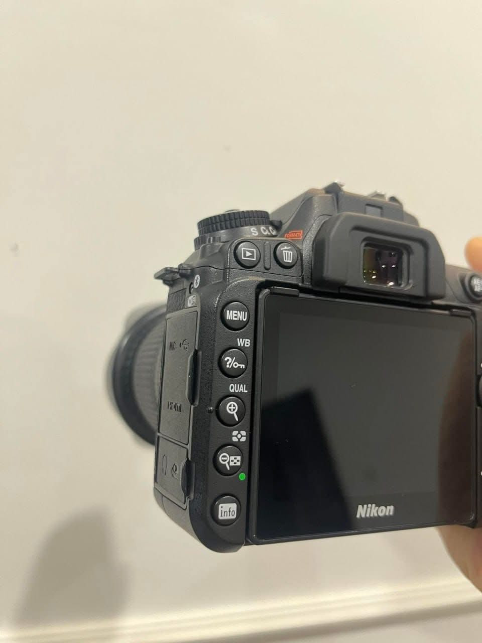 كاميرا نيكون D7500
تصوير فيديو 4k
شاشة لمس متحركة 
عدسة الاصلية 18 - 140

السعر 900 الف 
اتصال  او واتساب ***********
