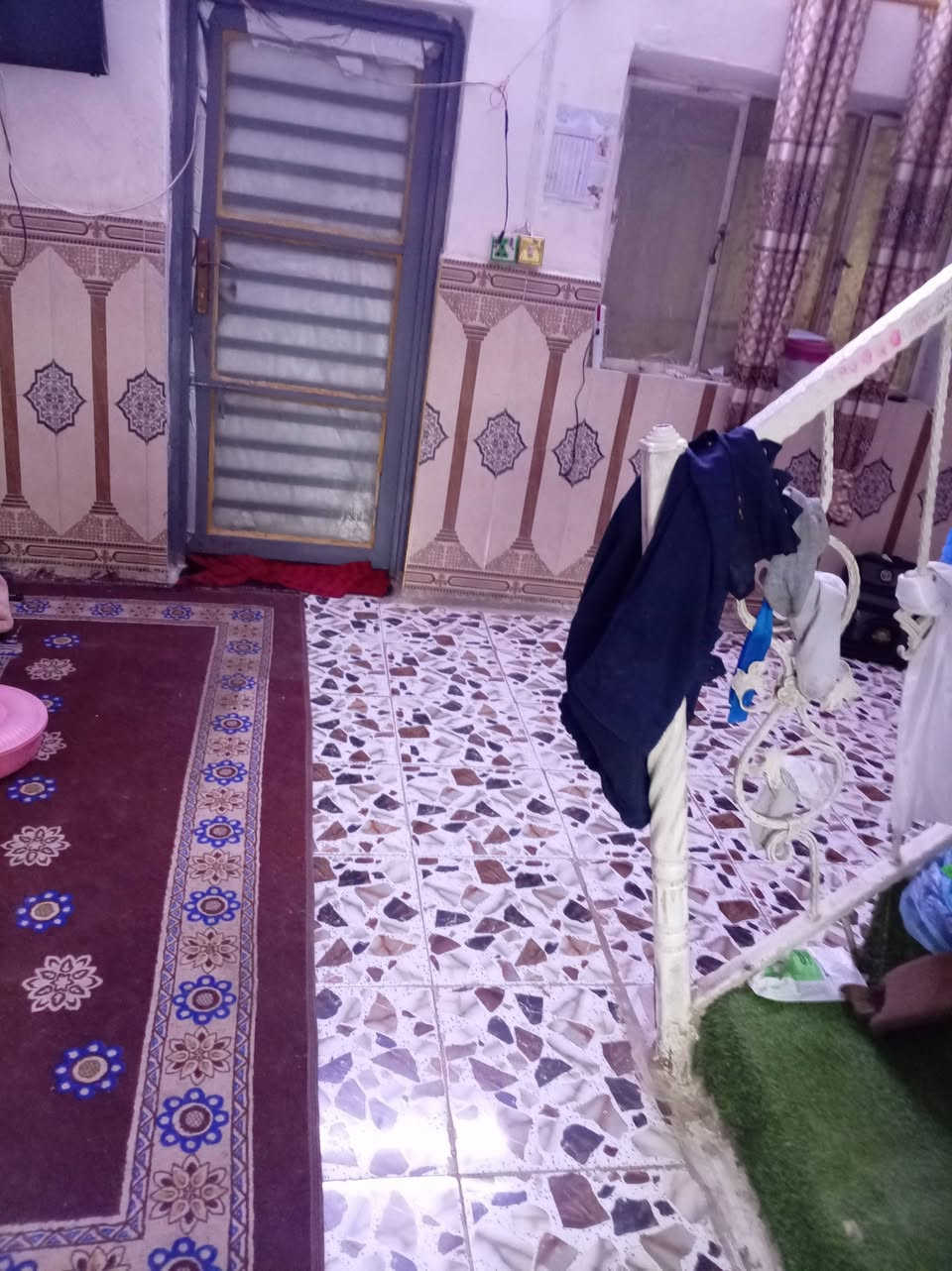 سلام عليكم بيت لبيع بي غرف جوه وغرفه فوك مساحته بيت متره مربع سعره 75 رقمي ***********
