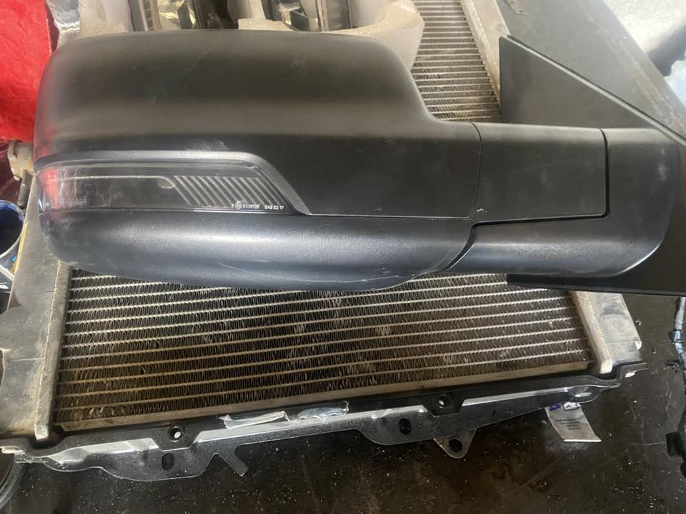 السلام عليكم عندي ذني الغراض جدد مال سيارتي بك هورن موديل ٢٤ سكنات زوج او مري زوج او سبير كلهن جدد شغالات فول هذارقمي ***********
