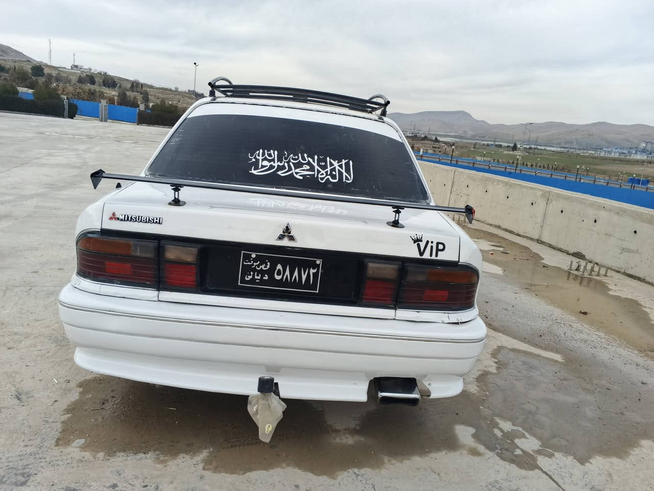 گڵاند مەکینە 63

مۆدێل 1995

لێدراوی هیچ نیە
 
گێڕو مەکینەی بە شەرت

کارەبای و فلچە و تەبریدی گەرم بەشەرت

سەنەویەیە وەکالەی عامی بۆ کراوە

سەیارەکە زۆر پاک و بێ کێشەیە 

بۆ پەیوندی کردن 

***********
