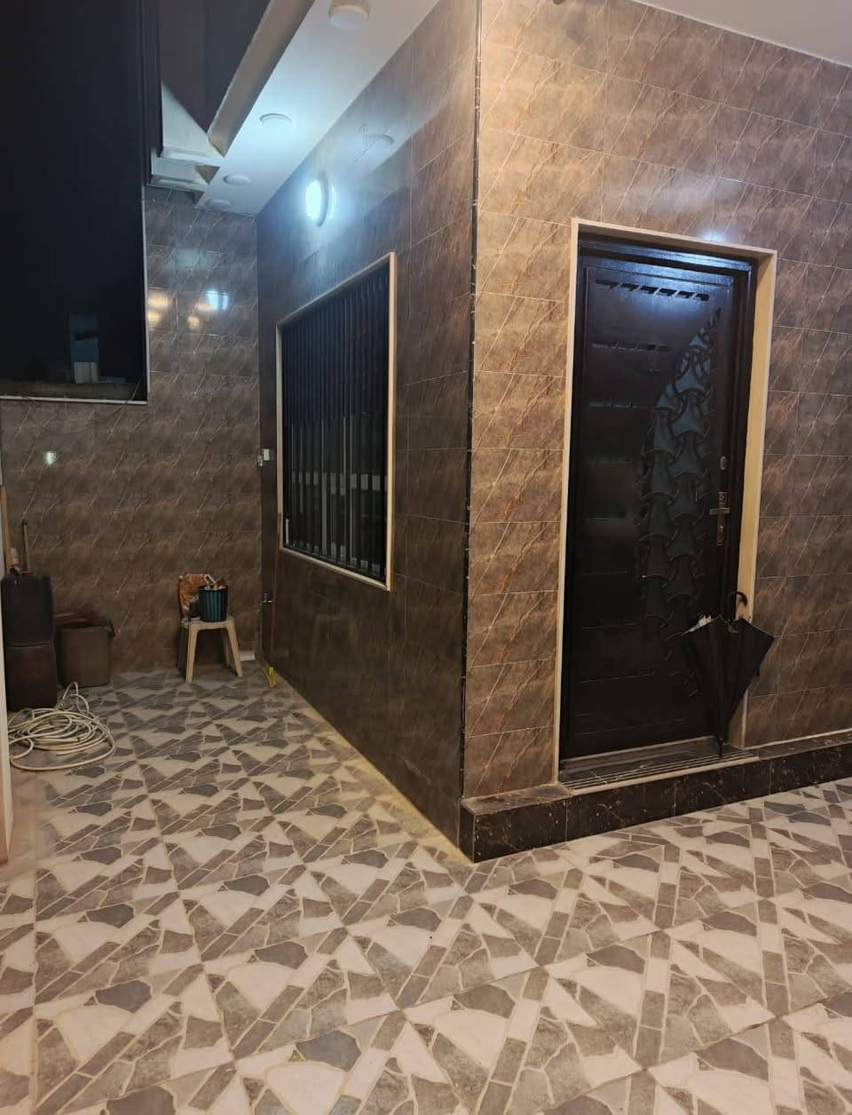 البيت للبيع وانا صاحب البيت سند طابو ملك صرف الموقع حي السماح الاركان بالمربع الذهبي سايدين الاركان الفرع المقابل صيدلية عزة الأنفال مساحة البيت 150 متر بناء 2024 طابقين الطابق الارضي مطبخ مجهز بكاونتر كرانيت تفصال مع طباخ بلازما  مع منضومة مياه وسستم كامرات مع شاشة للكاميرات وبردات سلايت لكل البيت للطابقين.مع  كيزرات عدد ٢ مفصولين للطابقين       الاغراض المذكورة مع البيت كلها  وغرفتين وهول واستقبال وصحيات مفصولة ومناور ثنين الطابق الثاني غرفتين وهول وصحيات مفصولة وسطح ناصي وعالي وتانكيات حجم الكبير 4 الواجهة سيراميك ومرمر تواصل  *********** ***********

