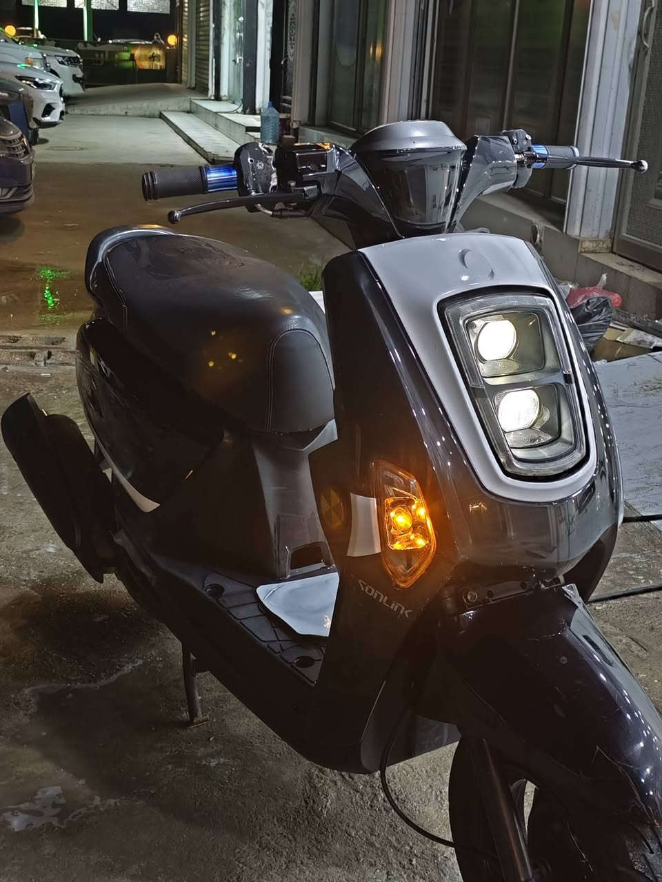 سلام عليكم ماكس بوليسي موديل ٢٠٢٤ دراجه نضيفه صالنصه اف ام  طكه او فصله محرك مكفول بلادي ماملعوب بي زوج تايرات جديده دسك خلفي جديد عداد الكتروني ٦ الوان  نقص بس بريك امامي او جوزه صباحيه نكره سلف الدراجه فقط الصبح تاتأخر شويه بل تشغيل سعر ٦٠٠ او بي مجال مكان واسطي رقم ***********بيه مجال
