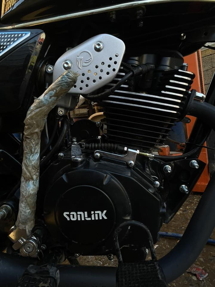 دراجة سيفان سونك 2025 للبيع ما ماشيه صارلها شهرين من نازله دراجه كلش نظيفة مكفوله عام جيب وياك الف فيتر وتعال السعر 850 وبيها مجال بسيط للشراي رجاءا جماعه ال 700 لا دخلون لان دراجه نظيفة كلش المكان بغداد حي اور رقم ***********
