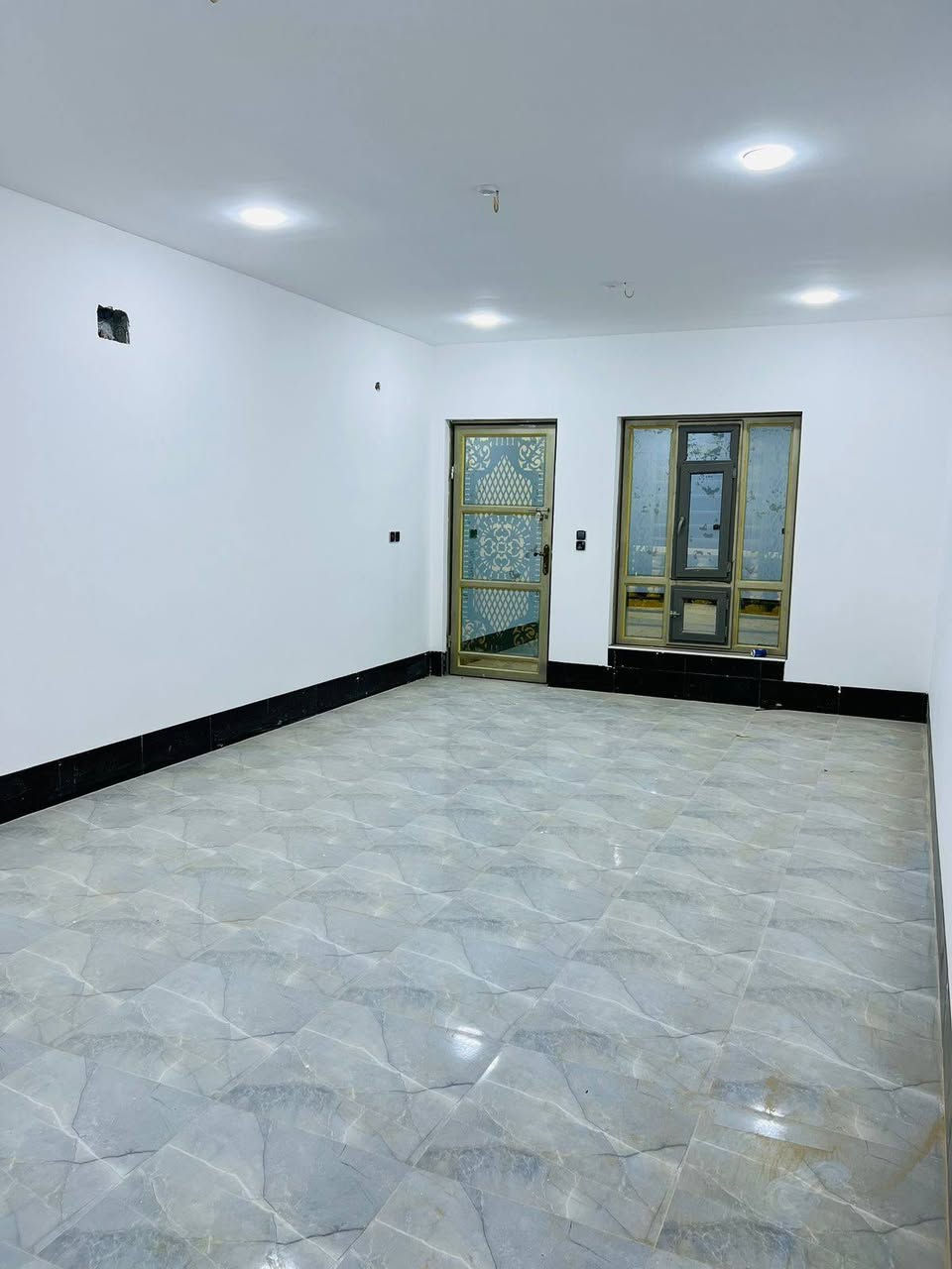 السلام عليكم بيت للبيع الحبانيه الخالديه حي القدس موقع مميز وره مدرسة شعاع المعرفه بصف مدرست المحمود وروضت السدره البيت جديد بعده ممسكون يتكون من غرف نوم عدد5 صاله عدد2 حمامات عدد 3. مساحت الارض 250 عرض الشاعر 10 تبليط كل الخدمات موجوده قريب جده ع حديقه عامه رقم القطعه 4229 للستفسار اكثر اتصل ع *********** 
***********
