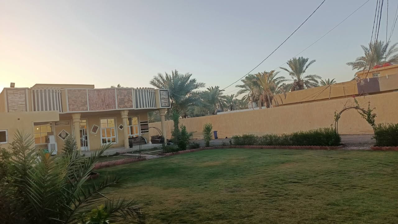 السلام عليكم 
دونم يصلح للأستثمار او السكن للبيع مع دار مساحته 250 م جاهز للسكن بناء حديث سنه 2022 يتكون من استقبال ومطبخ وصاله كبيرة وثلاث غرف نوم اثنين منهن اسويت متكامل وصحيات خارجيه حديقه 400 م كامله من حيث الزرع البيت بوسط الدونم الارض الخلفيه 1000 متر على الشارع العام مباشر امام الدونم محرم فارغ من الدونم للشارع العام العنوان الطريق الرابط (شعلة___ابوغريب) قرب جسر البوحمد مقابيل معمل العوارض الكونكريتية 
قريب على مجمع اسد بابل السكني
قريب على جسر الزيتون
الارض عقد زراعي 117 مفوض بالطابو
للأستفسار ***********
