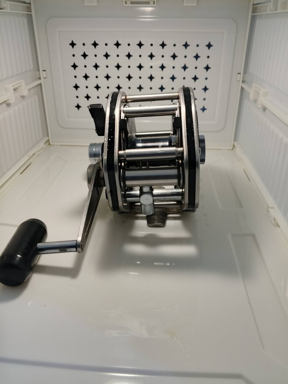 السعر //55 الف /// التوصيل 5
نظام براءة الاختراع: الماكينة مسجلة ببراءة اختراع أمريكية برقم (U.S. PAT. NO. 3.870.935)، بالإضافة إلى براءات اختراع في دول أخرى، مما يؤكد جودة التصميم الهندسي الفريد لها.
-------------
المواصفات :
1-النوع والماركة: ماكينة صيد ريوبي (Ryobi)، من طراز Ocean Master  60C .
2-بلد الصنع: صناعة يابانية (Made in Japan)، وتعتبر من الفئات الكلاسيكية القوية والمتينة.
3-التصميم والهيكل: * هيكل معدني قوي مع أغطية جانبية مقاومة للظروف البحرية القاسية.
4-التصميم "بكرة عرضية" (Conventional Reel) مخصص للصيد في المياه العميقة أو الصيد من القارب (جر أو تسقيط).
5-نظام المقبض: ذراع تدوير أحادي قوي مع قبضة بلاستيكية كبيرة مريحة لليد، مما يوفر عزم دوران عالي عند سحب الأسماك الكبيرة.
المميزات التقنية:
1/مزودة بمفتاح تشغيل/إيقاف لمنبه السحب (Clicker) الموجود على الجانب.
2/نظام سحب (Drag) قابل للتعديل للتحكم في قوة خروج الخيط.
3/بكرة داخلية واسعة تسمح باستيعاب كمية كبيرة من خيوط الصيد السميكة.


**إذا كنت صاحب هذا الإعلان وتريد حذفه لأي سبب، رجاءا أرسل رسالة إلى الدعم الفني**