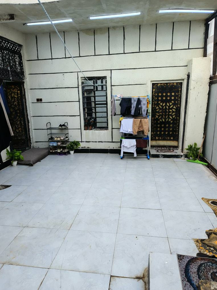 بيت مساحه 130ونص
واجهيه ١١ونص
ونزال 12
الشارع 8متر
بي غرفتين 4*4عدد٢
بي صاله جبيره 
مطبخ جبير مفتوح ع صاله
بيه صحيات داخليه 2/5*2/5
ومنور داخلي
بي ديوانيه 5*3
بي صحيات خارجيه
درج خارجي
وكراج 
هاي تفاصيل البيت
وقف سني اصولي 
مكاني ابي الخصيب
الوسطي شارع قمر بني هاشم
يمك مدارس سوك كلشي يمك
منطقه هدوء وناس طيبه 
سعر البيت 55 مليون
***********
بناء جديد
مع او بدون الاثاث 
البيت عكاده طابوق درجه اوله
كهرباء دفن ماء دفن كله شغل عدل والشراي هلابي ابو الخصيب, البصرة
