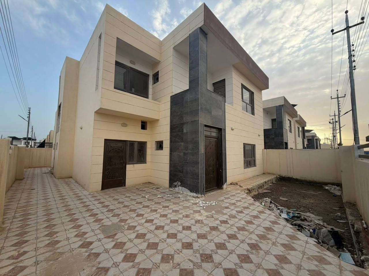 🏡 دار للبيع في مجمع سما تكريت _ الزون الأول 
📏 المساحة: 250 متر مربع #ركن
🏠 يتكون من طابقين:
🔹 الطابق الأرضي: غرفتي نوم + صالة + استقبال + مجموعتين صحية
🔹 الطابق العلوي: غرفتي نوم + مجموعة صحية
✨ البيت زيرو وجاهز للسكن .
📞 للاستفسار: يرجى الاتصال على الأرقام التالية:
‏‪***********‬‏
***********
