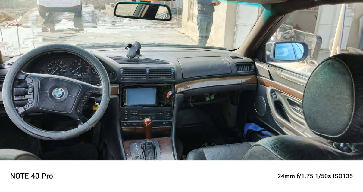 السلام عليكم 
من رخصة الأدمن 
بي أم خفاش1998 محدث2000 أصل باب طويل 
مكينة 44 دبل جام
رقم بغداد بأسمي تحويل مباشر
مواصفاتها معروفة 
للتواصل 
***********
السعر 55 وبيها مجال
