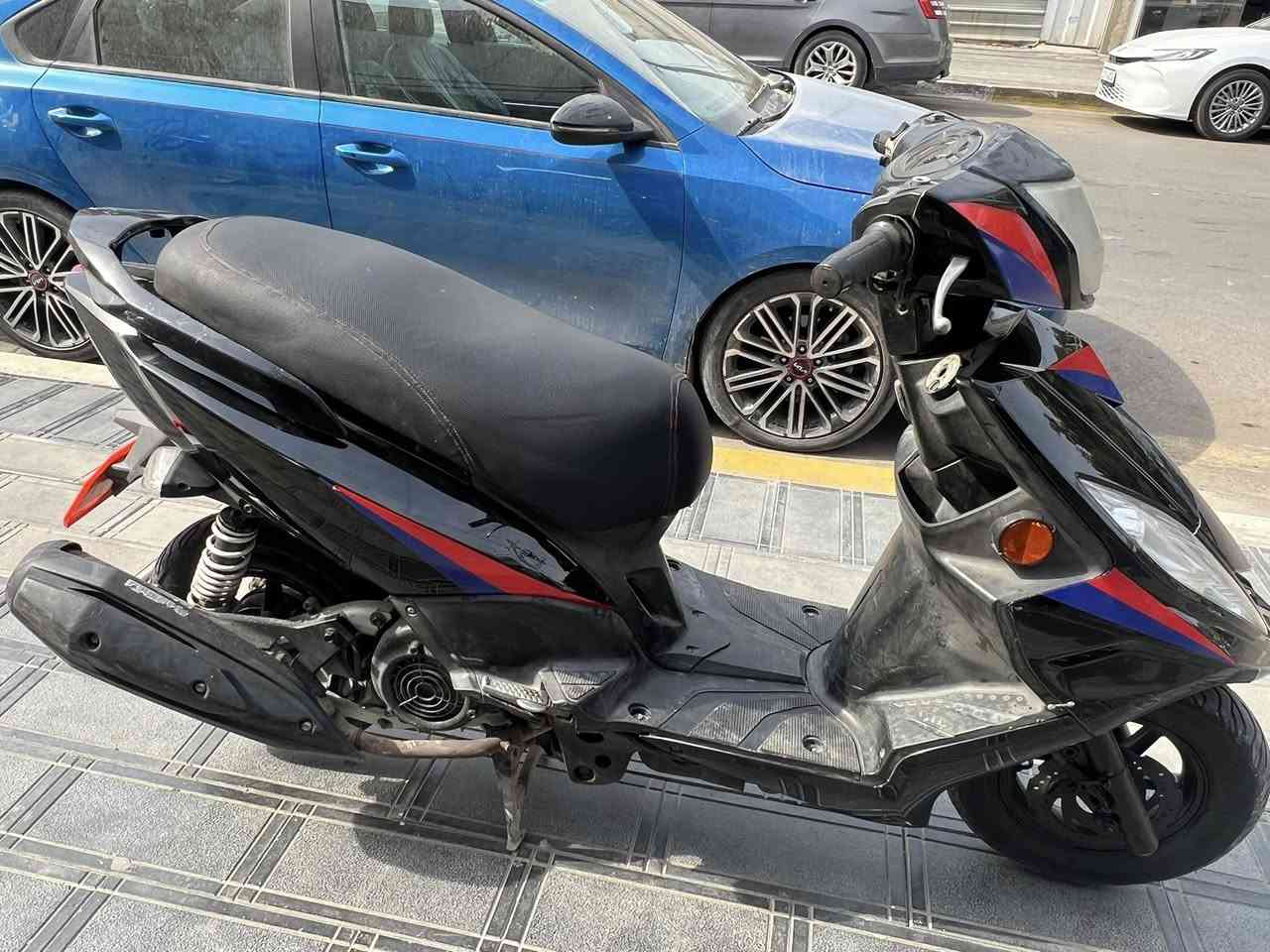 سلام عليكم دراجة ماكس GRT
دراجة ممفتوحة ابد  مكينة ناعمة شلعة معدل مابيها اي نضوح نقصها قفل جنطه وتريشة  
السعر 550وبيها مجال جدا بسيط
مكاني العطيفية او المنصور 
***********
