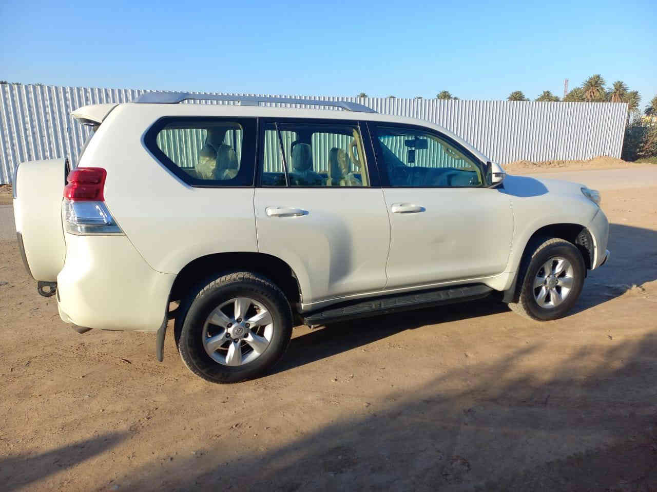 تحيه طيبه 
للبيع برادو 2013 كويتي محرك V6 
محرك كير صدر كفاله على وضع الشركه 
تخم تاير جديد رقم بغداد بسمي سنويه ل 30 هزه جديده ماشيه 98 حقيقي  
داخلها طك كارتون ما ناقصها اي شي 
فتحه تبريد 3 قطع ثلاجه 
بيها تكحيل بخشم الجاملغ  كد نص اصبع 
وبيها بارد بل باب الخلفي شي قليل جدا 
السعر 288 وبي مجال 
مكان السياره واسط العزيزيه 
***********
