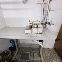 📢 للبيع مكينة أوفرلوك صناعية Yamata FY747A مع طاولة ومحرك سيرفو 🧵 مكين...