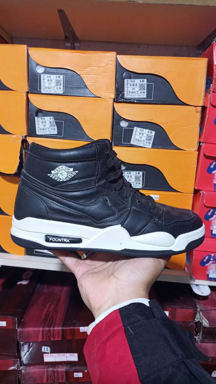 🔥 كشخة الجوردن بـ 8 آلاف بس! .. العرض الأقوى في الساحة 🔥

تريد حذاء يجمع بين ستايل الجوردن العالمي والسعر المناسب؟ وصلت وجبة أحذية FOUNTRA الجديدة، الموديل الأكثر طلباً في الأسواق الآن!

✨ مميزات الحذاء:
الديزاين: ستايل جوردن (High Top) الشهير، يعطيك هيبة وكشخة باللبس.

الألوان: تشكيلة ألوان رهيبة (الأبيض الملكي، الأسود الفخم، والبيجي العصري).

الجودة: نعل "Fountra" مريح، وخياطة ممتازة مقارنة بالسعر (درجة أولى بالاقتصادي).

الاستخدام: مثالي للطلعات، الدوام، والمشاوير اليومية.

💰 السعر صدمة: 8,000 دينار فقط!
(سعر الجملة صار مفرد.. لا تفكر ولا تحتار!)

📏 معلومات الحجز:
القياسات المتوفرة: من 41 إلى 45.

التوصيل: متوفر لجميع المحافظات 🚚.

🛒 للحجز والاستفسار:
سارع بالحجز فالكمية تنفد بسرعة! أرسل رسالة تحتوي على (صورة الموديل والقياس) عبر:

الرسائل الخاصة (الدايركت).

واتساب (WhatsApp): 0781 274 8261

#أحذية #العراق #كشخة #ستايل_جوردن #توصيل_محافظات #أزياء_رجالية
