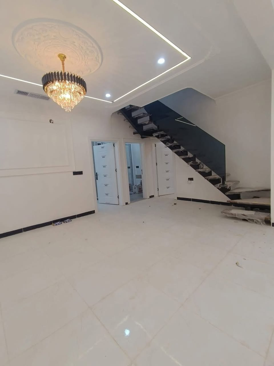 #عقارات_زهير -في -اربيل

🔸سند طابو يتسجل بإسم اي عراقي

📍أربيل- #منزلين لبيع في #5حصاروك 

➖#مساحة 125متر ركن 

يتكون⤵️

➖4غرف نوم 

➖صاله-مطبخ-مجموعه صحيات-كراج
***********
***********
