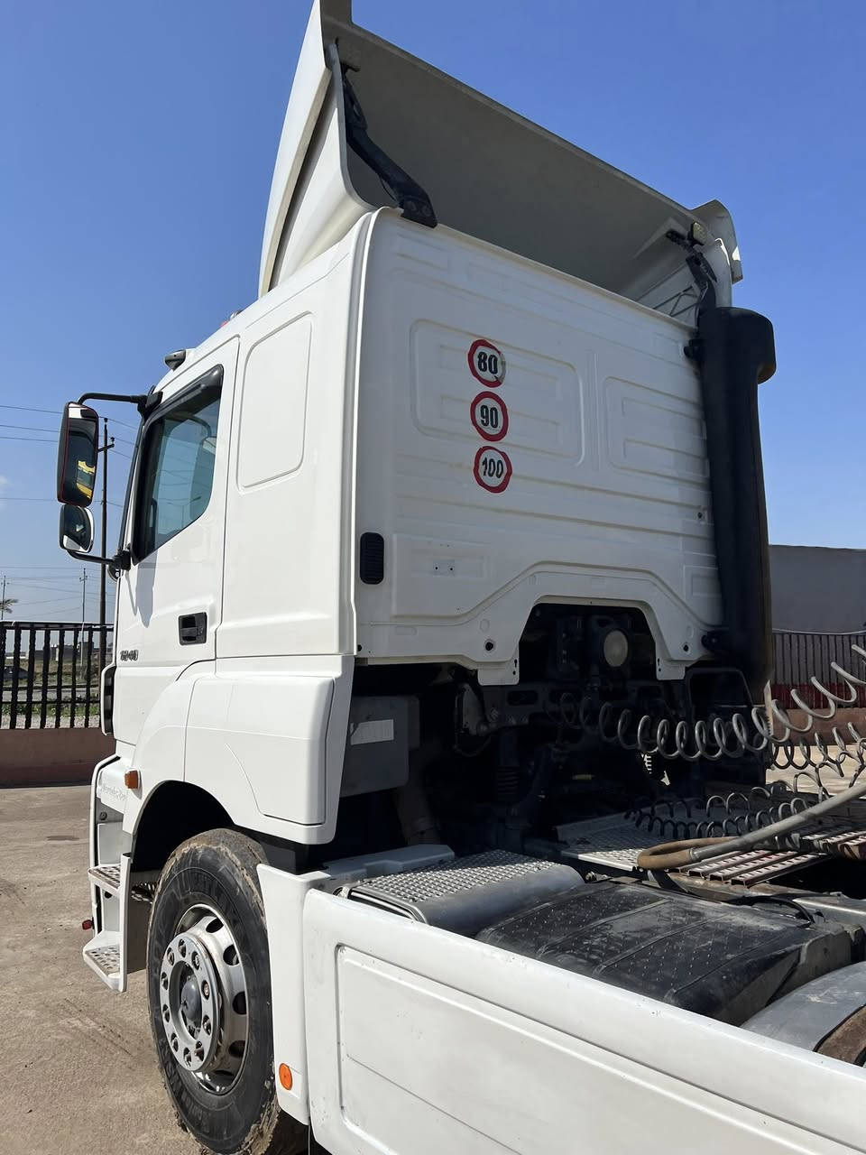 السلام عليكم اقرأ تفاصيل واتصل ❤️✅
‏أكسور نساف ￼ موديل 2006 حجم 18.40 ￼
نساف بلادي 3 محاور￼ مواصفات ريتايدر 5 طقات 
ثلاجه تبريد طخم تايه رقم وسنويه جديده سياره حلوه و نظيفه 
نساف 24 متر ￼كير عادي 4في4 رقم الهاتف قحطان معرض *********** كورك *********** اسيا معرض ابو قحطان واولاده العنوان موصل برطله سهل نينوى ❤️✅
